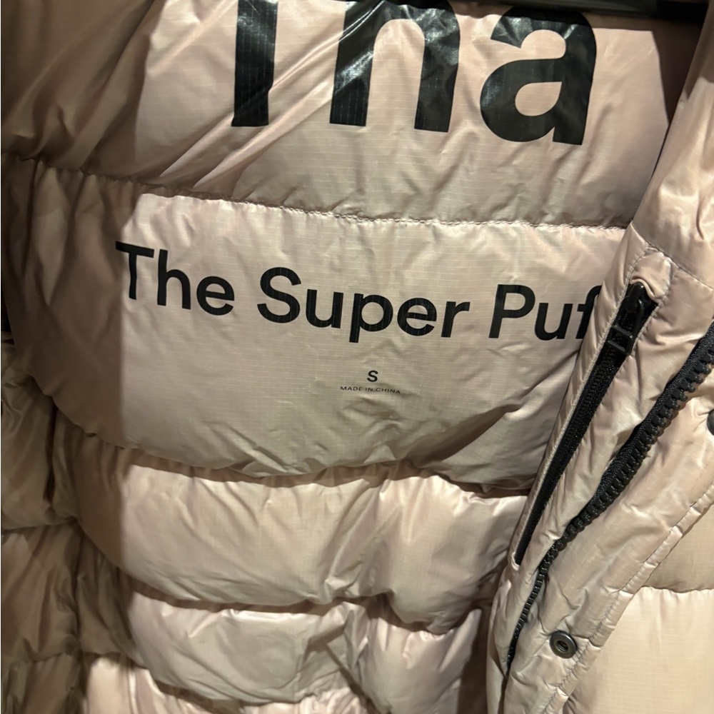 Aritzia super puff, size small, good condition - Picture 2 of 3